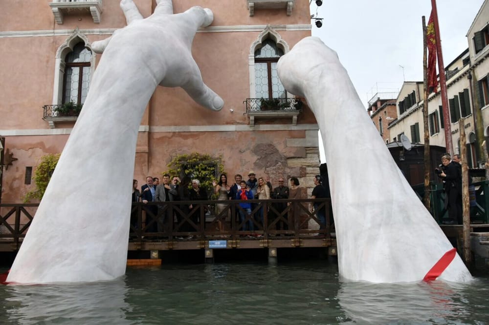 Mani giganti in Canal Grande, l'opera a Ca' Sagredo